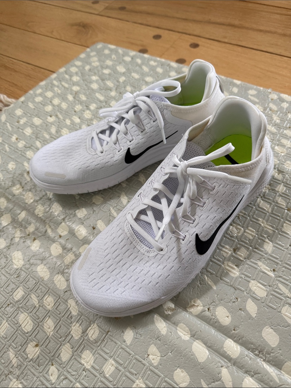 Nike Men’s Free RN Shoes in White NEW